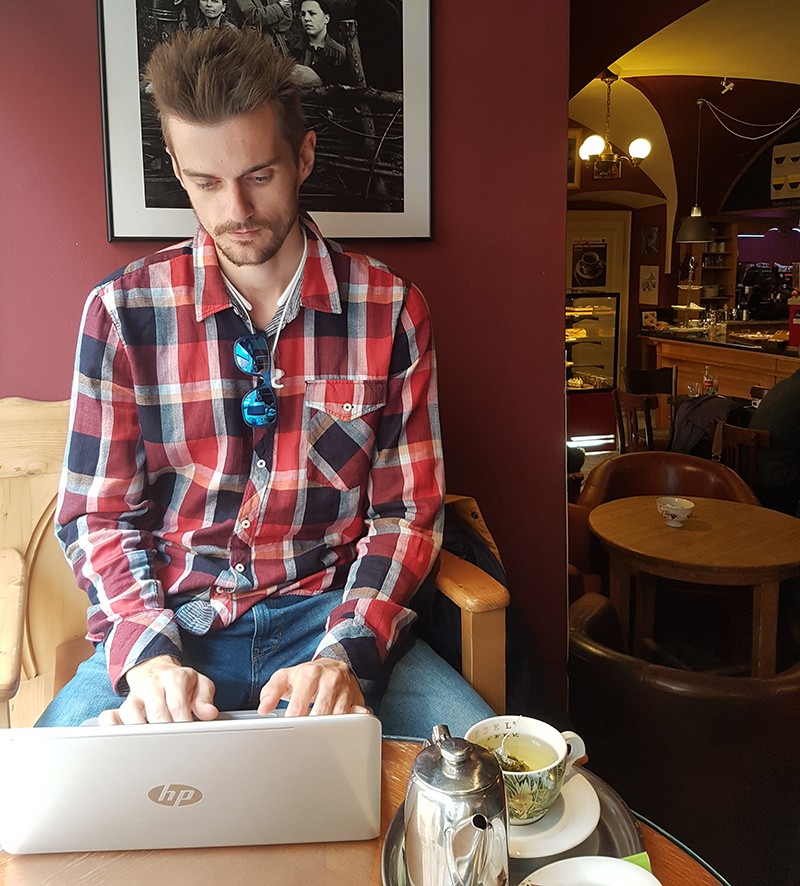 Digitální nomádství v kavárně